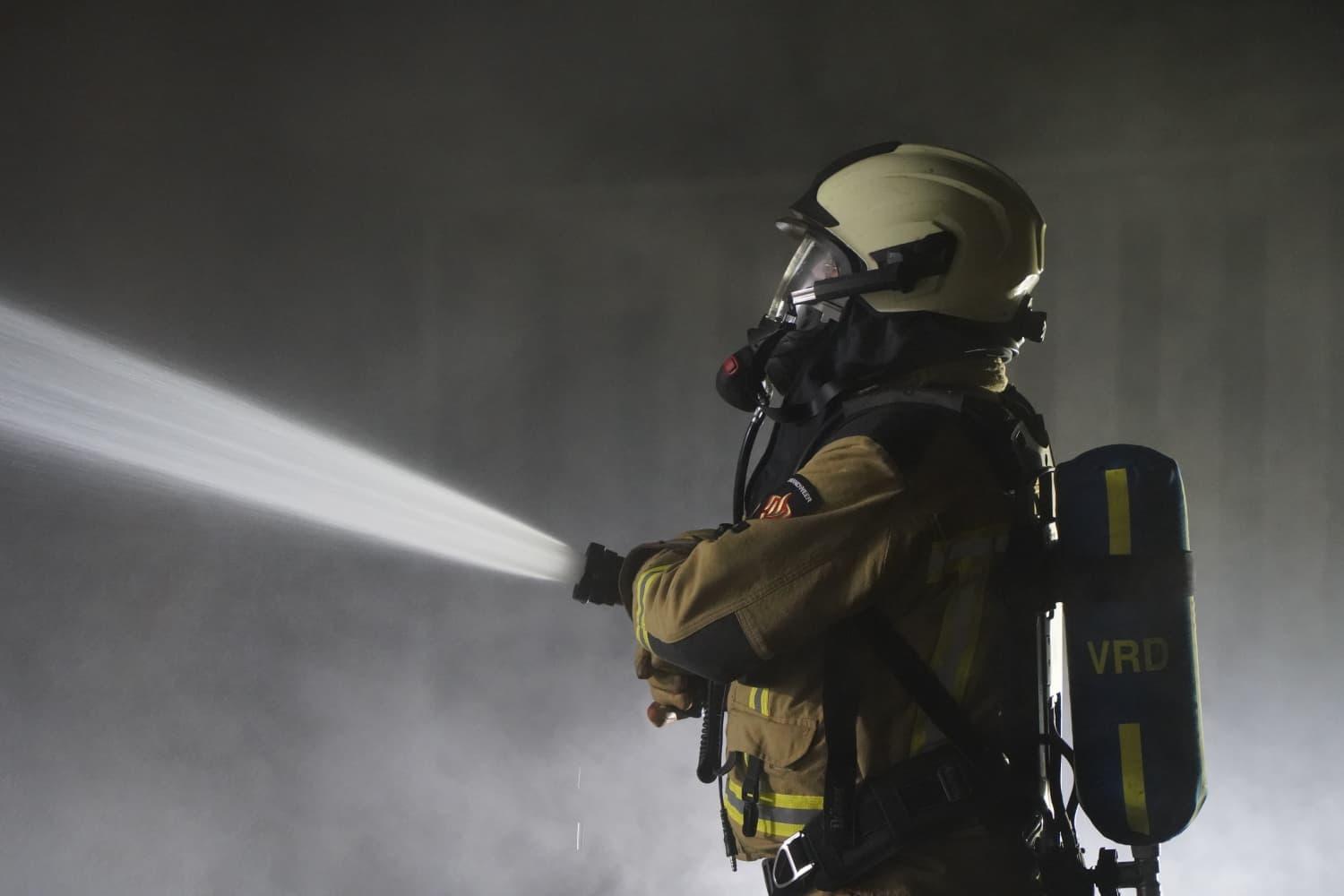 Container in brand bij het gevangenismuseum (video)