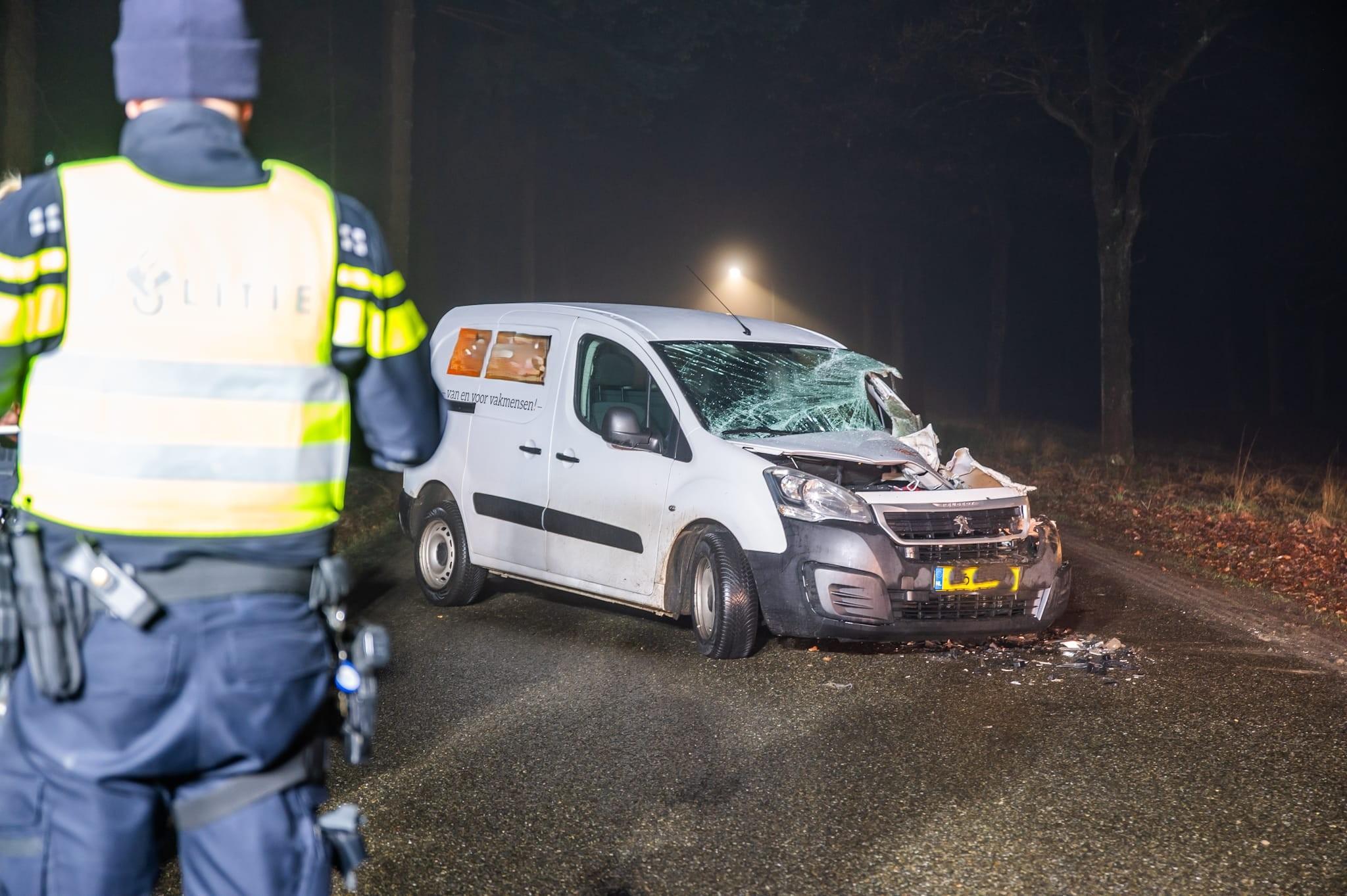 Bestuurder gewond bij frontale botsing tussen bestelbus en shovel in Veenhuizen