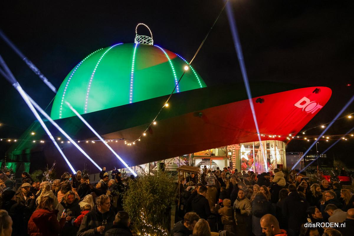 Grootste kerstbal van Europa ontstoken in Groningen 
