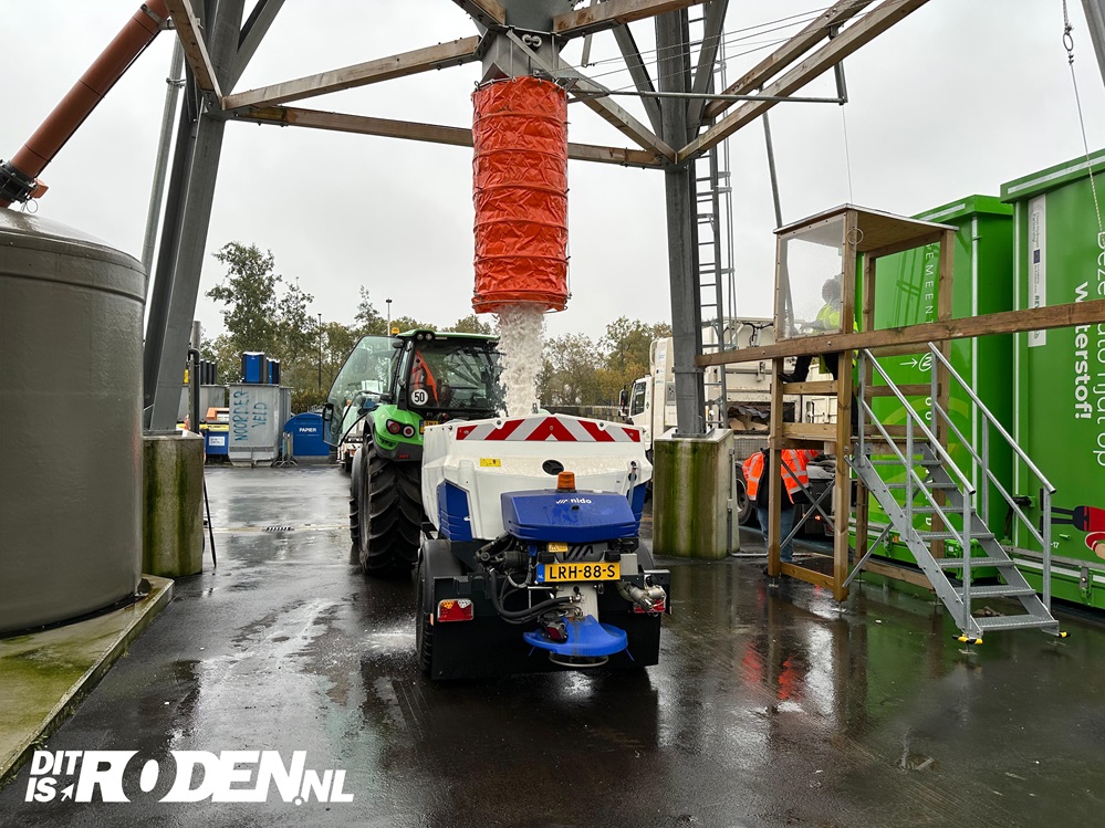 Strooiwagens weer de weg op bij winters weer. Let goed op wanneer het glad is