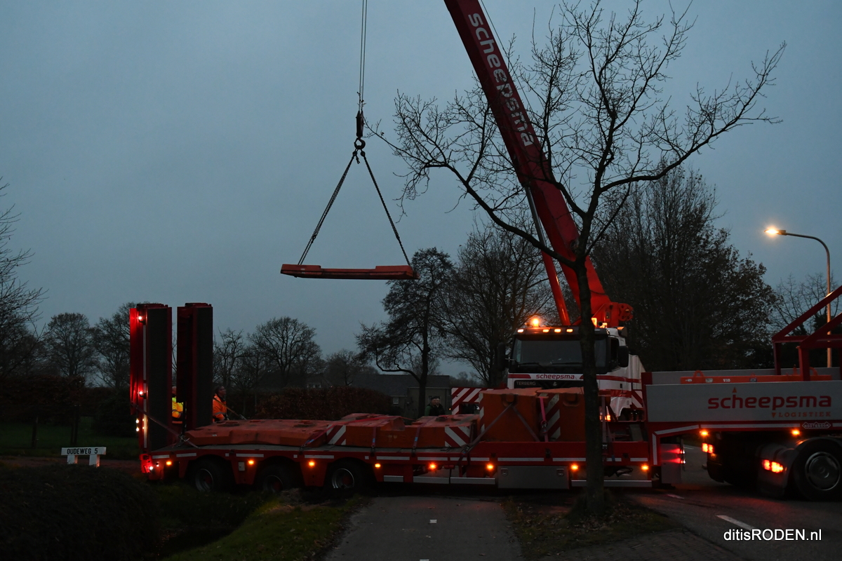 Een dieplader zorgt voor ochtendshow op de Nieuweweg in Nuis