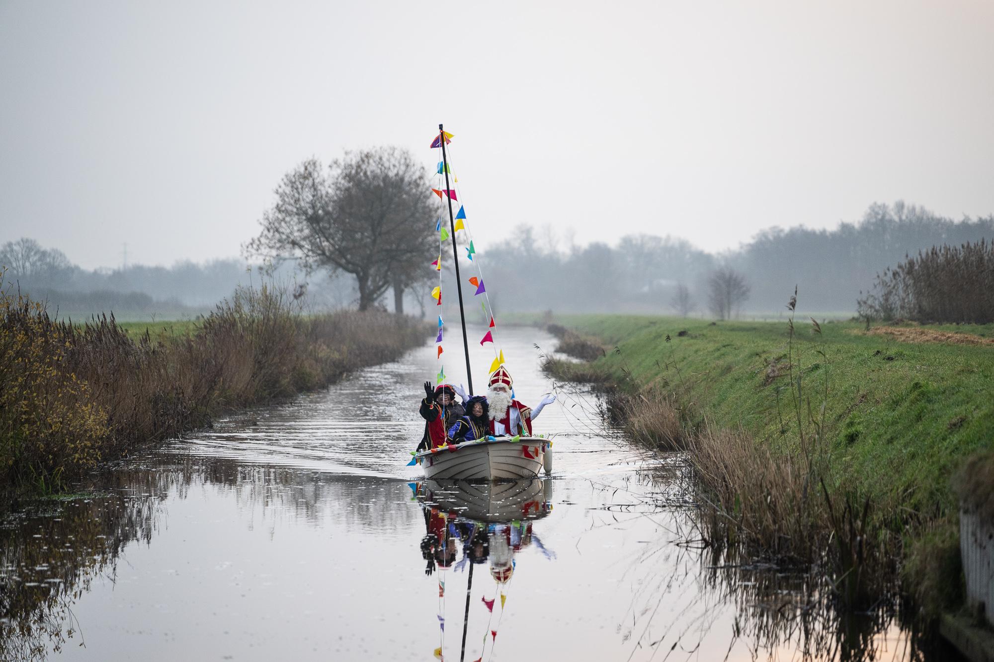 Sinterklaas zet voet aan wal in Roderwolde en zorgt voor vrolijke gezichten