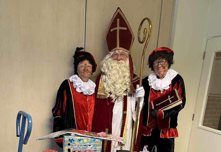 Sint en Pieten bezoeken "De Esmarke" in Roden