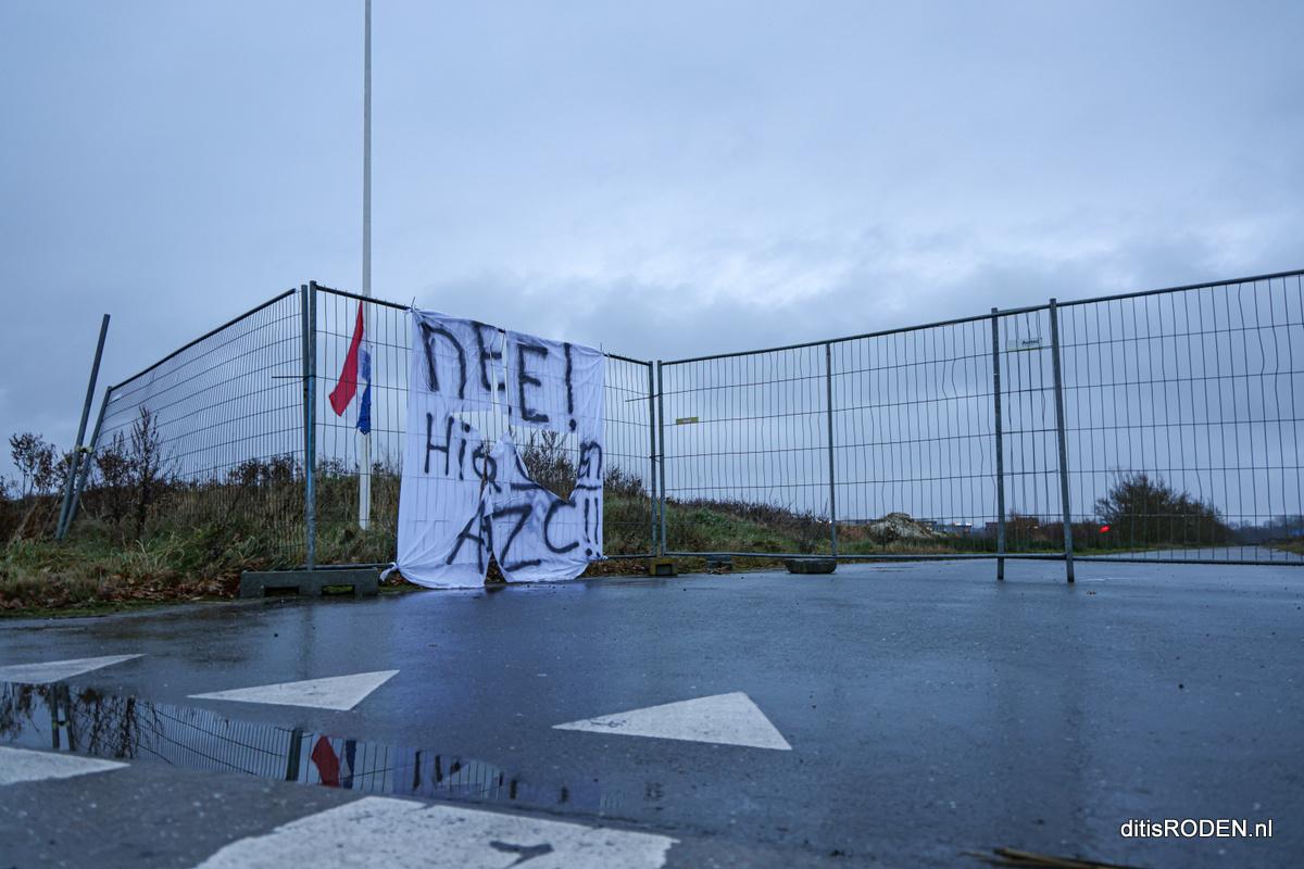 Vlaggen en verscheurd spandoek bij protest tegen komst AZC Eelderwolde