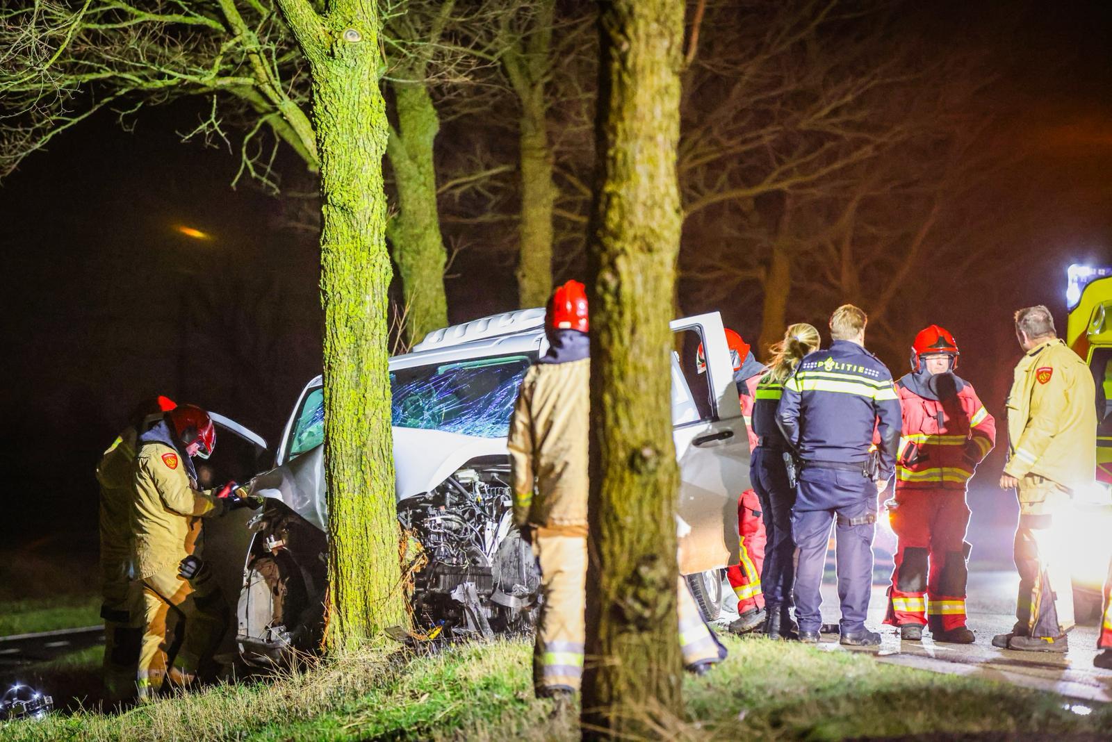 Westerkwartier: Bestelbus botst frontaal op boom naast N983