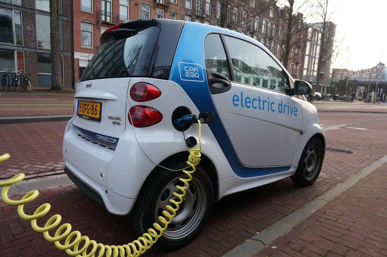 Westerkwartier start pilot met kabelgoottegels voor laden elektrische auto’s