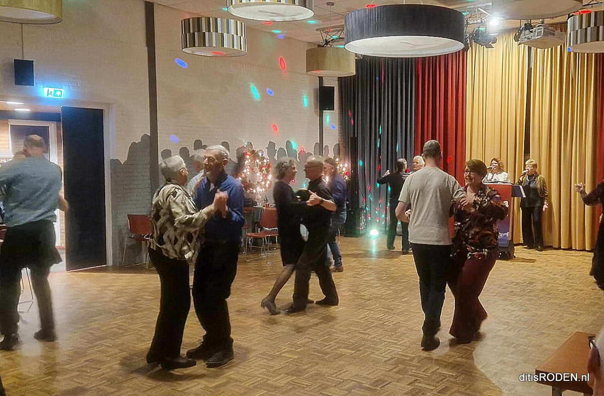 Geslaagd kerstbal brengt Dörpshuus NijRoon in feestelijke sferen