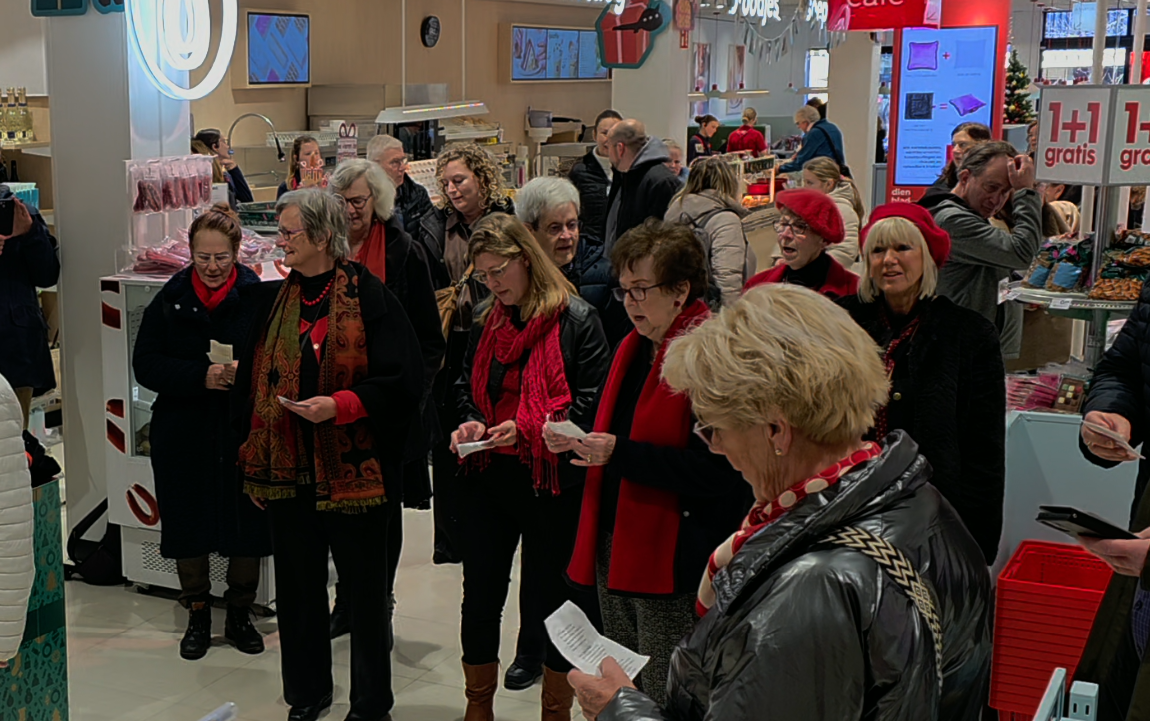 Koor verrast winkelend publiek in Roden