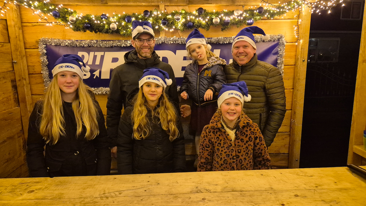 Roder Weihnachtsmarkt kleurt blauw dankzij ditisroden-kerstmuts