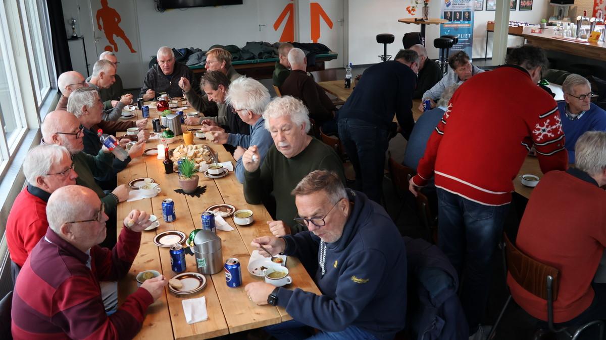  Walking voetballers genieten van snertmaaltijd
