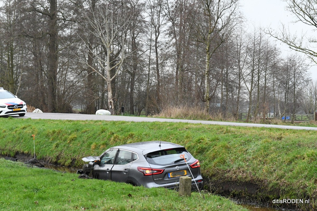 Auto belandt in sloot na ongeval op Mensumaweg in Tolbert