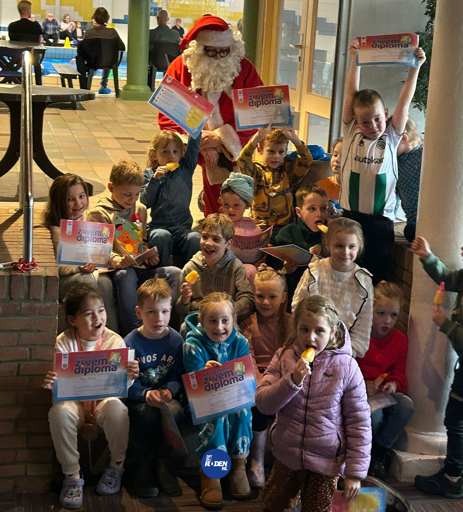 Jonge zwemmers stralen met vers behaald diploma