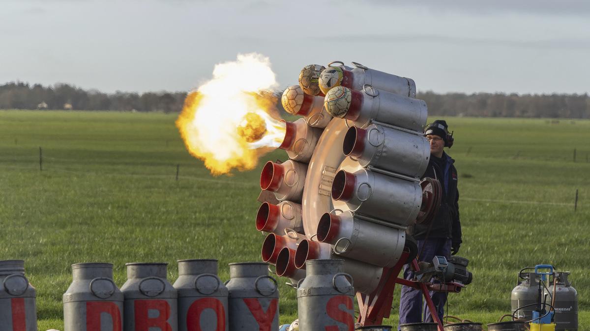 Oudejaarsdag in Zevenhuizen, waar de lucht al vroeg begint te dreunen