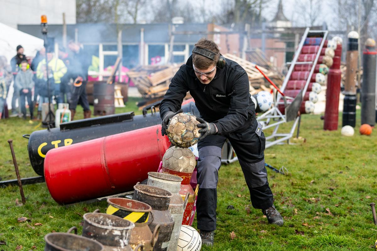 Knallen als klokslag twaalf, maar dan overdag in Rowol!