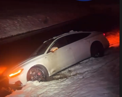 Auto glijdt door gladheid in sloot langs N372 bij Nietap
