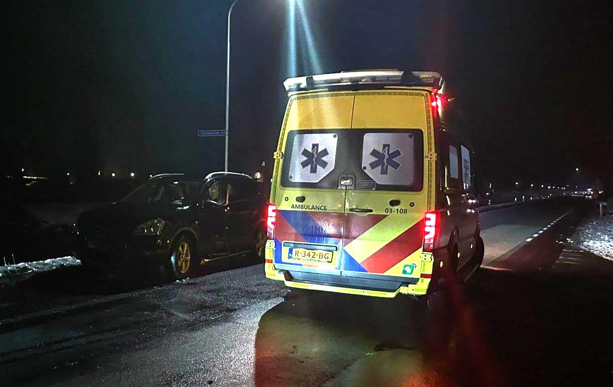 Twee auto's fors beschadigd na botsing op Diepswal in Leek