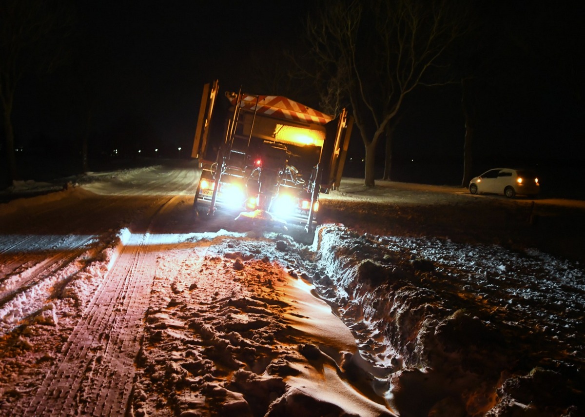 Strooiauto glijdt zelf van de weg tijdens winterdienst