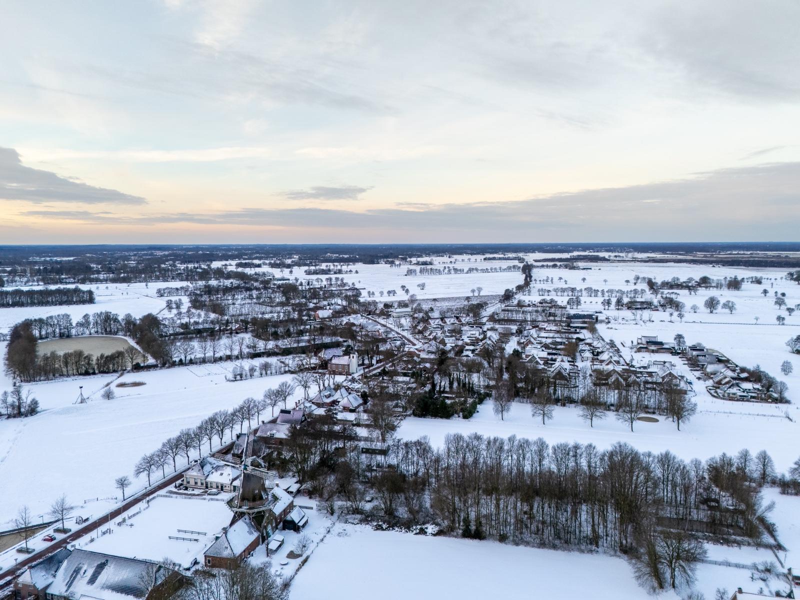 Roderwolde onder een pak sneeuw