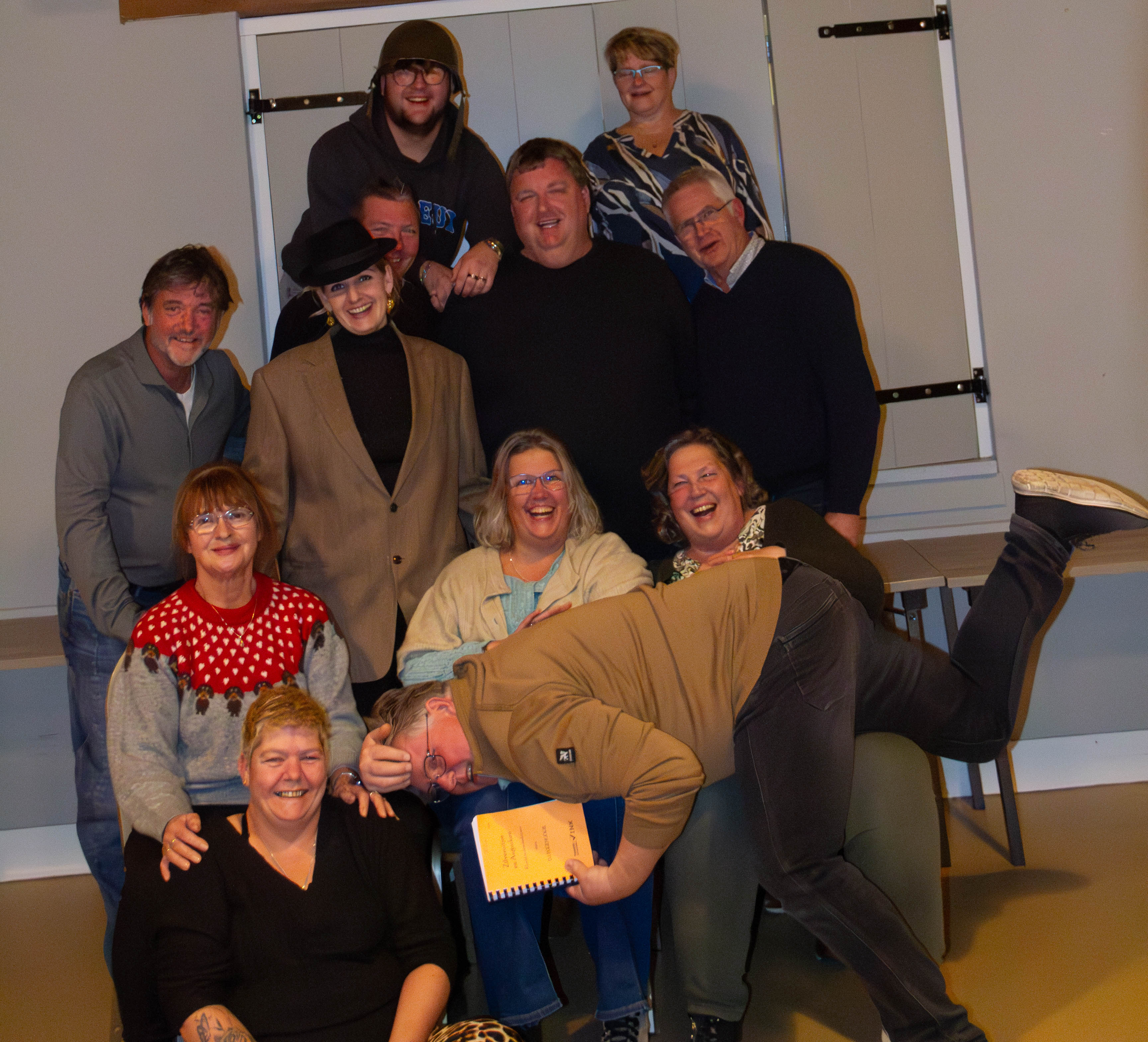 Klucht vol misverstanden en lachsalvo’s: Vredewold speelt Zilveruitjes en Augurken in Tolbert