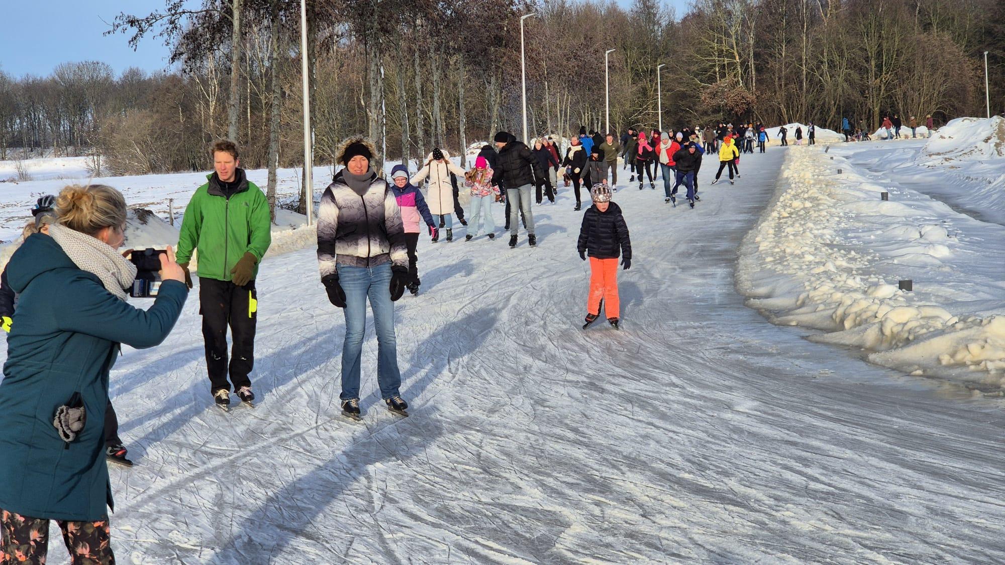 Tolbert schaatst los na ijzige nacht.  