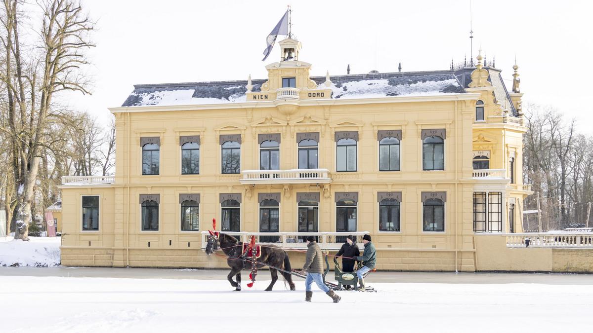 Rijden en glijden bij Nienoord, winter zoals winter bedoeld is
