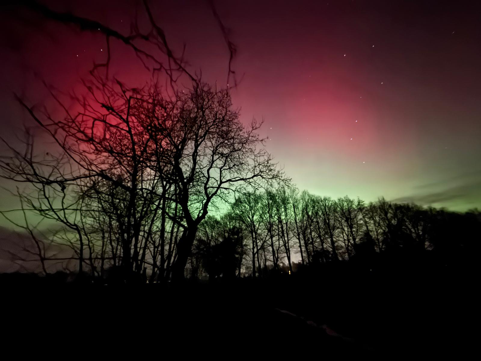 Noorderlicht kleurt avondlucht boven onze regio