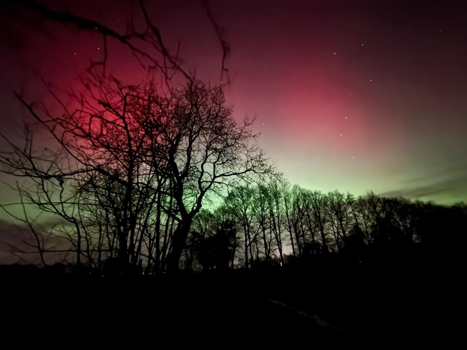 Noorderlicht kleurt avondlucht boven onze regio