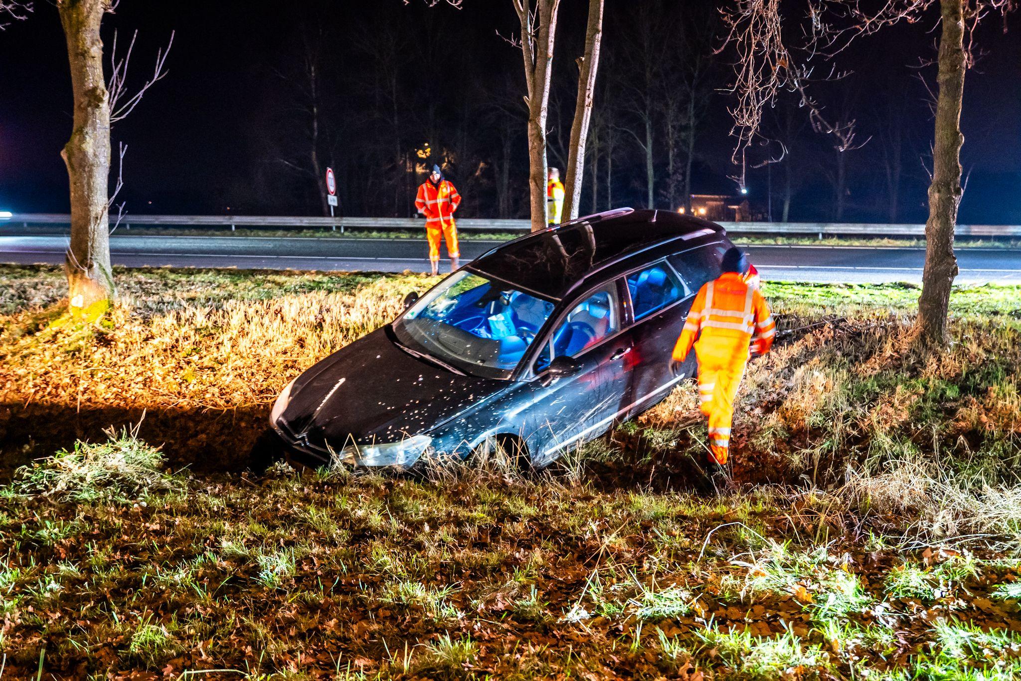 Achtervolging op A7 bij Midwolde: bestuurder vlucht na crash in sloot