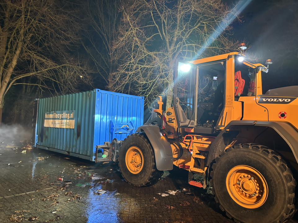 Brandweer blust containerbrand in nachtelijke uren in Zevenhuizen