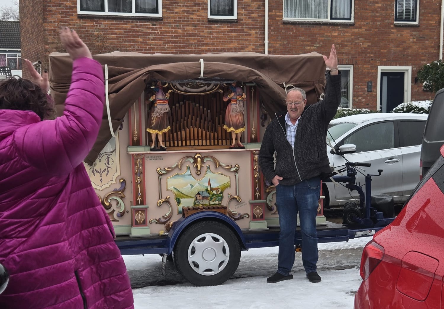 Anne Wekema verrast met draaiorgel op 70e verjaardag