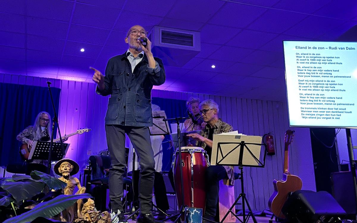 Muzikale voorstelling over Indische geschiedenis raakt publiek in Roden