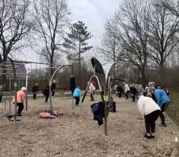 Yoga en boksen komen samen tijdens speciale les op Beweegpark Roderveld