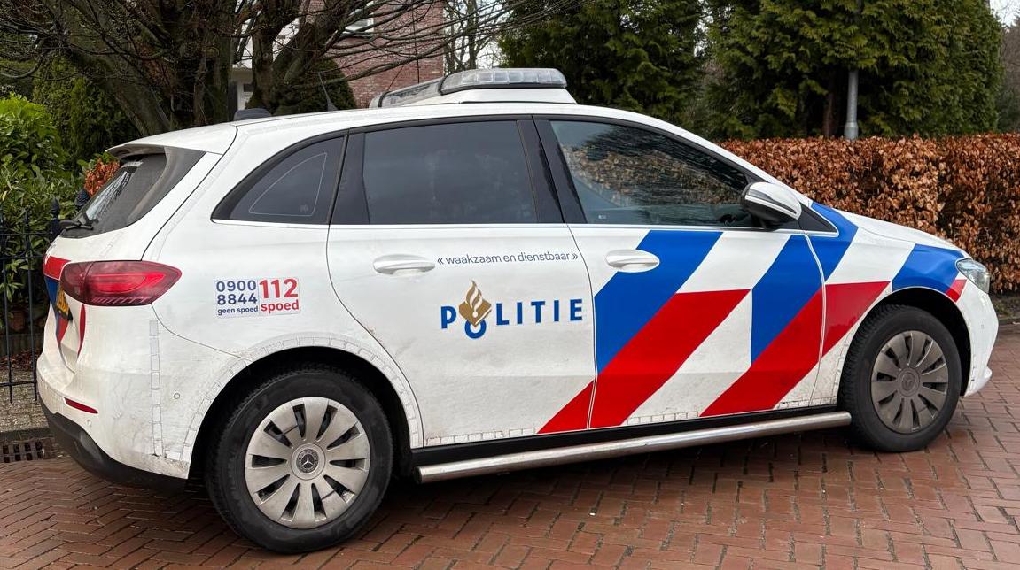 Schreeuwende man die zich uitkleedde aangehouden in Tolbert