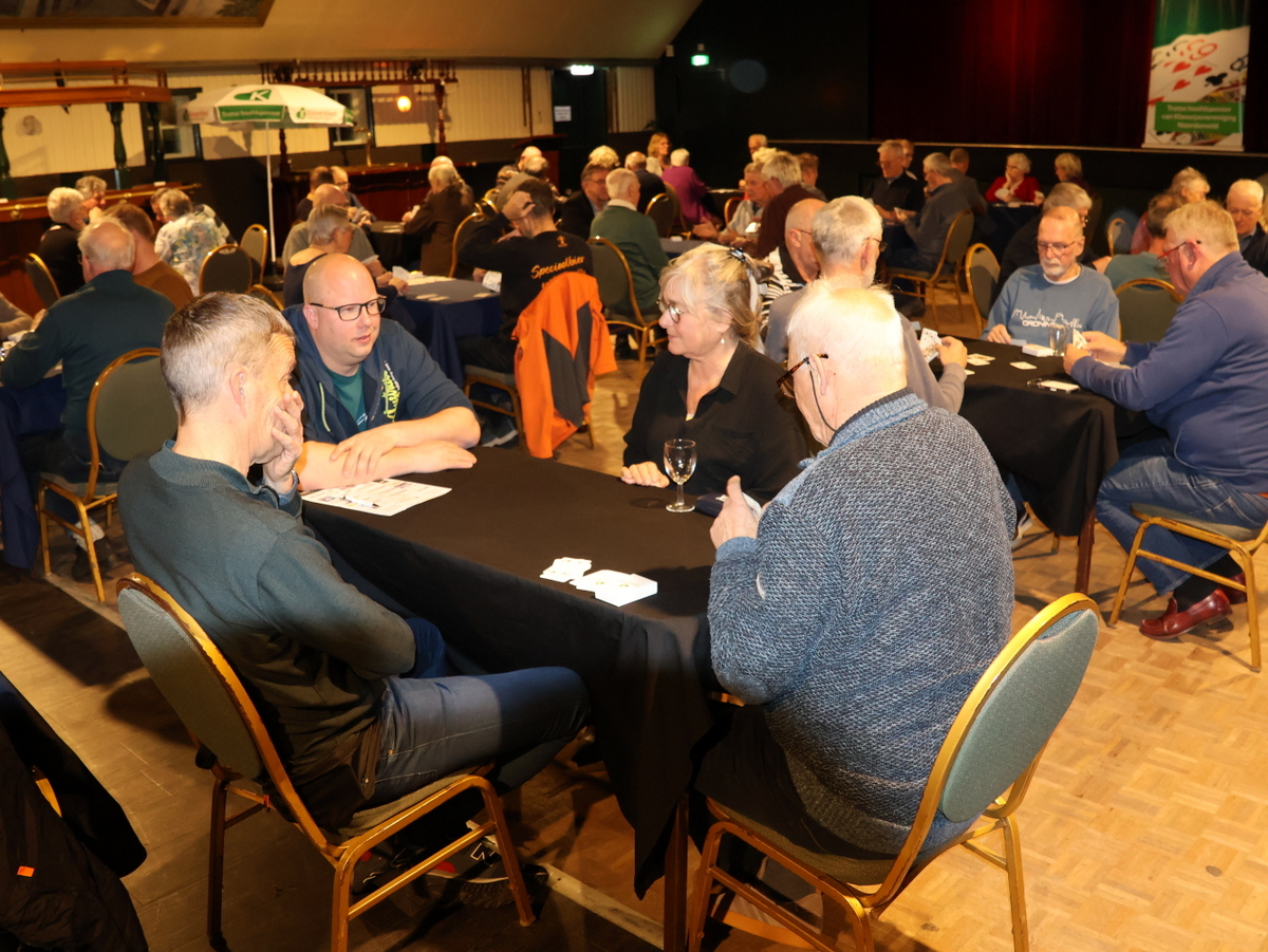 Gezellige strijd tijdens 26e Drie Provinciën Klaverjastoernooi in Roden