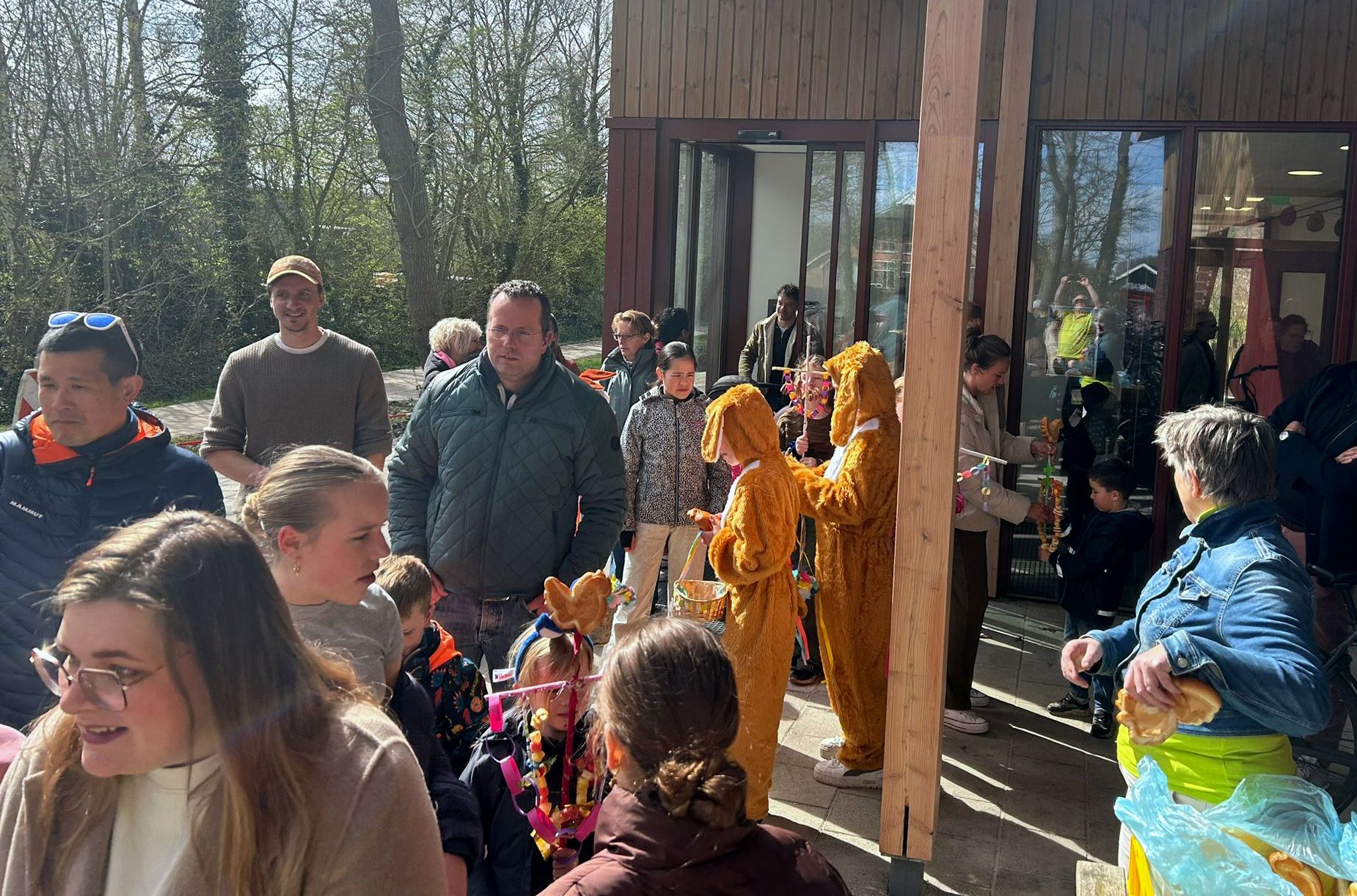 Vrolijke Palmpasenoptocht brengt kleur en gezelligheid in Nietap