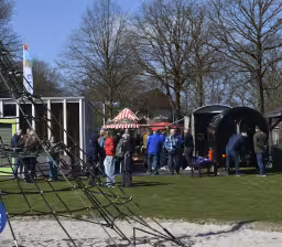 Paaseieren zoeken tussen de geitjes. Kinderboerderij seizoen gestart