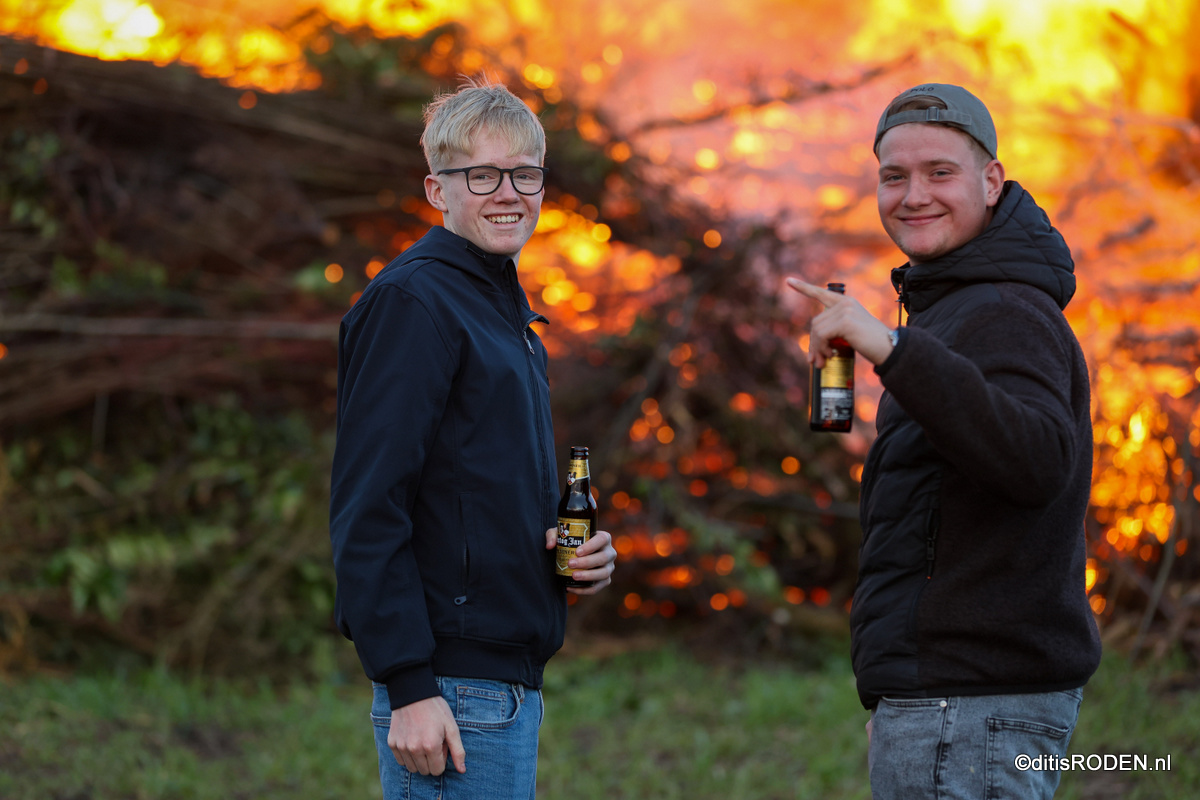 Traditie in ere gehouden; gezellig paasvuur in Langelo 