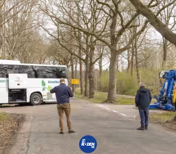 Touringcar raakt van de weg en belandt bijna in sloot bij Hullenweg in Roden