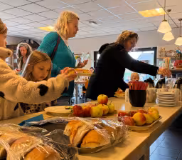 Vrijheidsmaaltijd in Speelgoedmuseum Roden in kleine maar betrokken kring