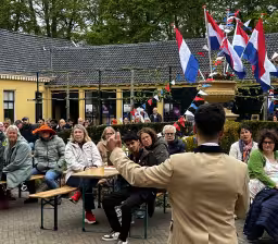 Drukbezochte eerste Bevrijdingslunch op Nienoord