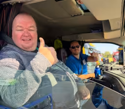 Toeterende trucks en stralende gezichten tijdens gezellige truckrun door de regio