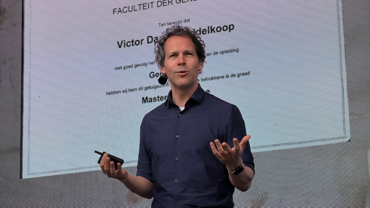 Volle tribune kijkt ademloos toe bij magische show Victor Mids in Veenhuizen
