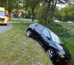 Auto in de sloot bij éénzijdig ongeval in Marum