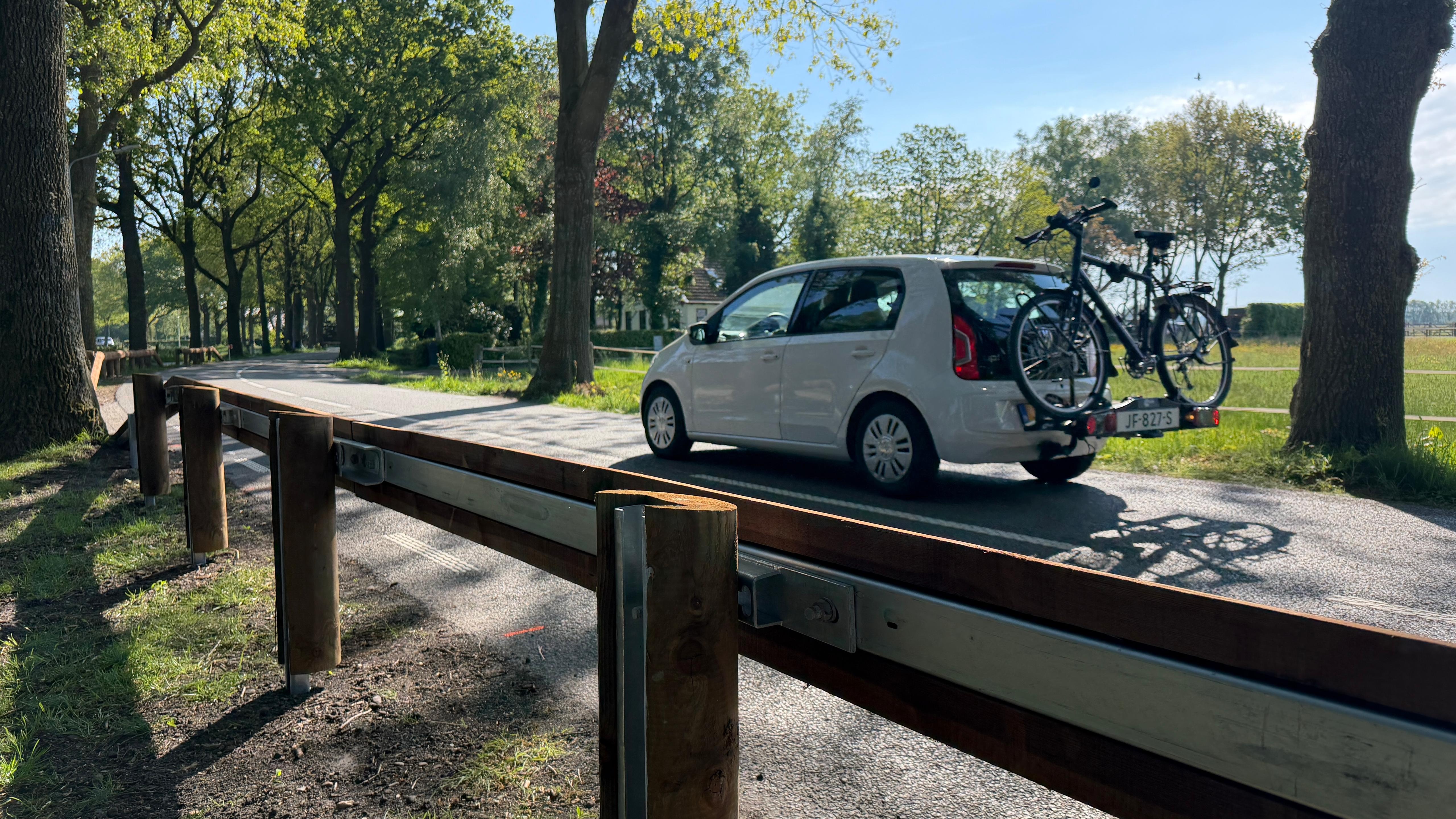 Houten vangrails geplaatst langs Zevenhuisterweg bij Nieuw-Roden