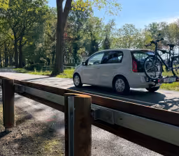 Houten vangrails geplaatst langs Zevenhuisterweg bij Nieuw-Roden