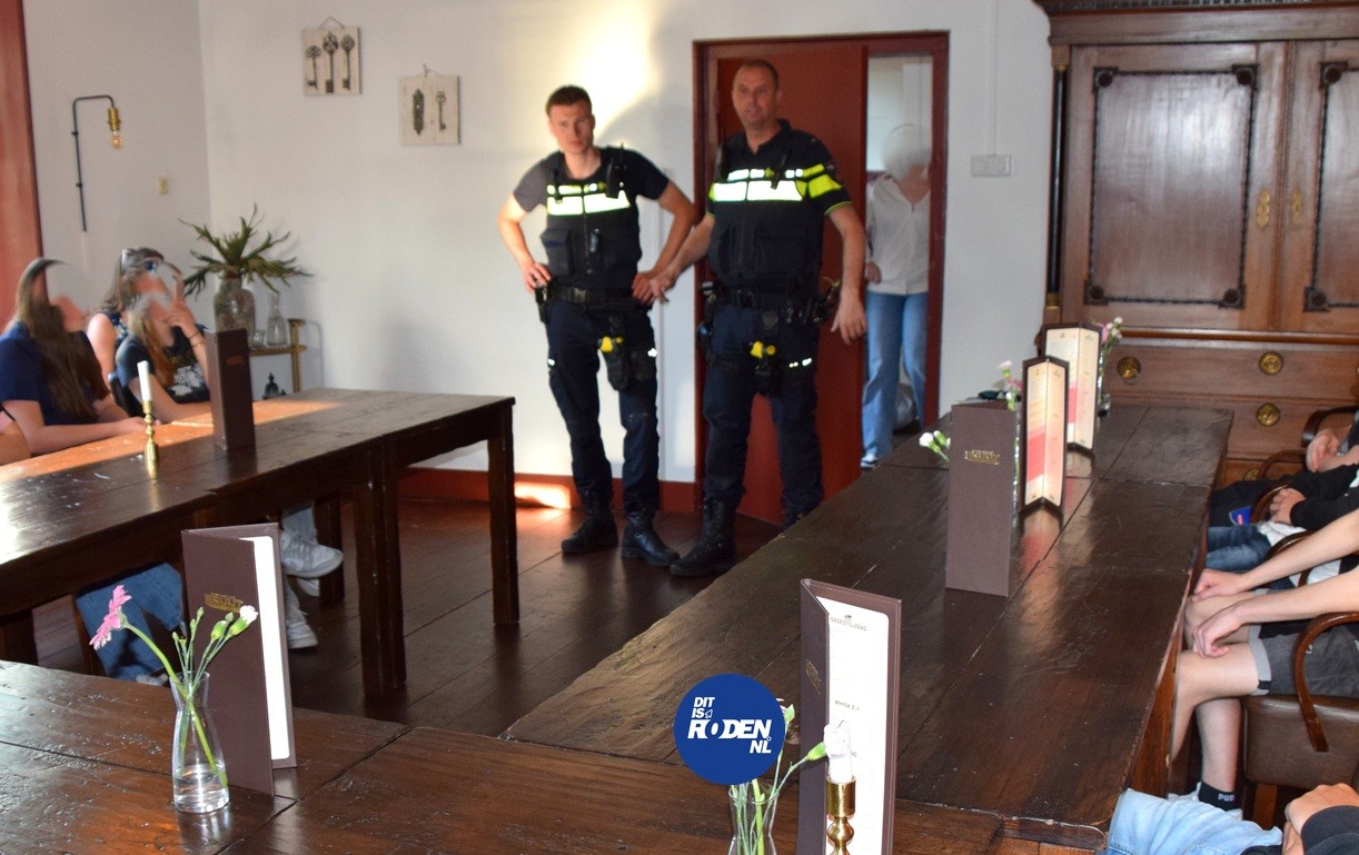 Jongeren trekken langs cafés in Roden, maar deze avond draait om meer dan gezelligheid