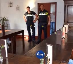 Jongeren trekken langs cafés in Roden, maar deze avond draait om meer dan gezelligheid