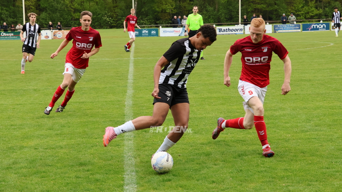 Sprankelend Roden speelt zich bijna veilig met overtuigende zege op Grijpskerk (video+foto's)