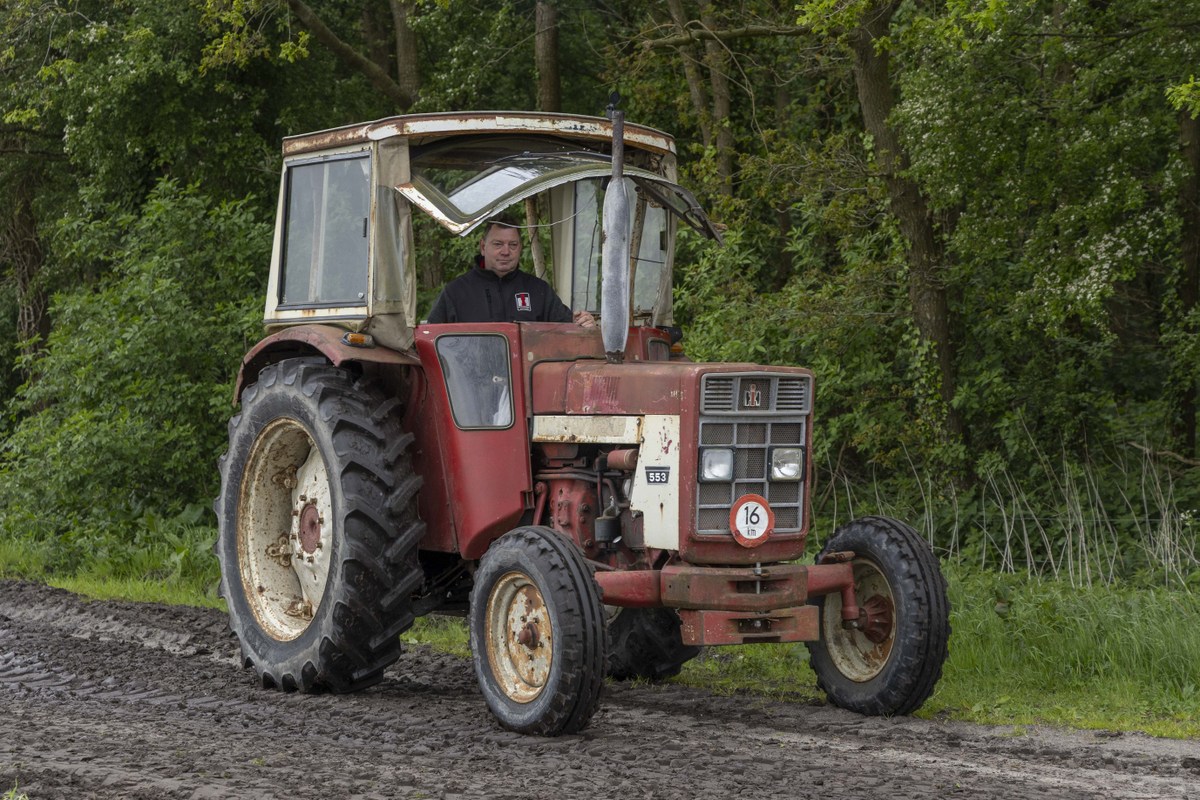 Brommende tractoren trekken veel bekijks tijdens gezellige rondrit door Noordenveld