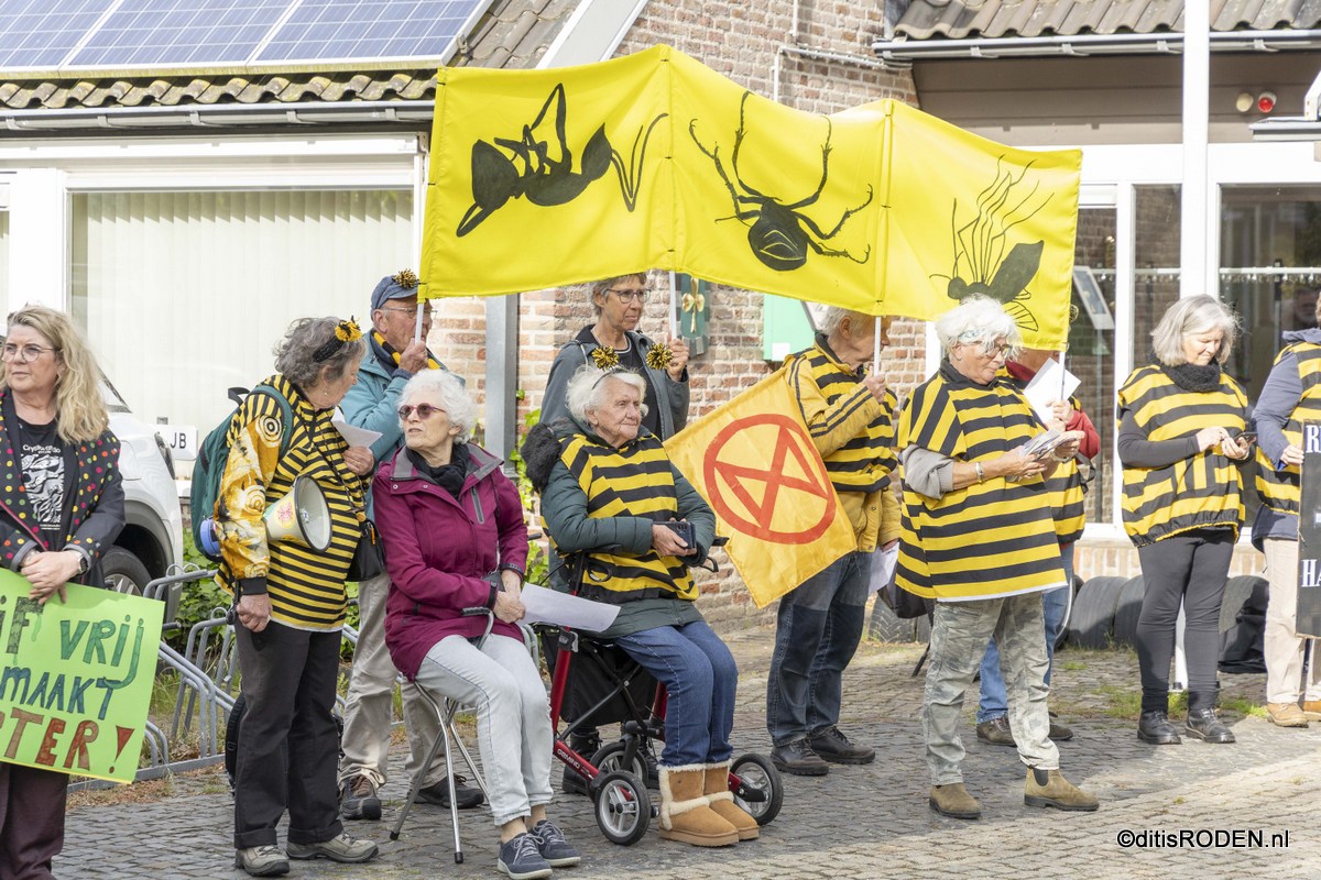 Rustige XR-demonstratie bij gemeentehuis Roden om zorgen over landbouwgif